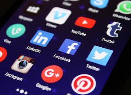 Social Media Kanäle auf einem Smartphone werden im Personalmarketing genutzt