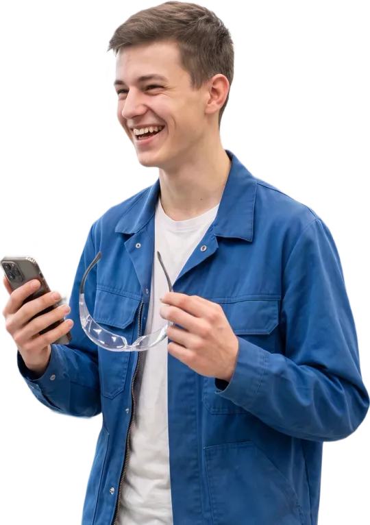 Ein Auszubildender mit Smartphone in der Hand