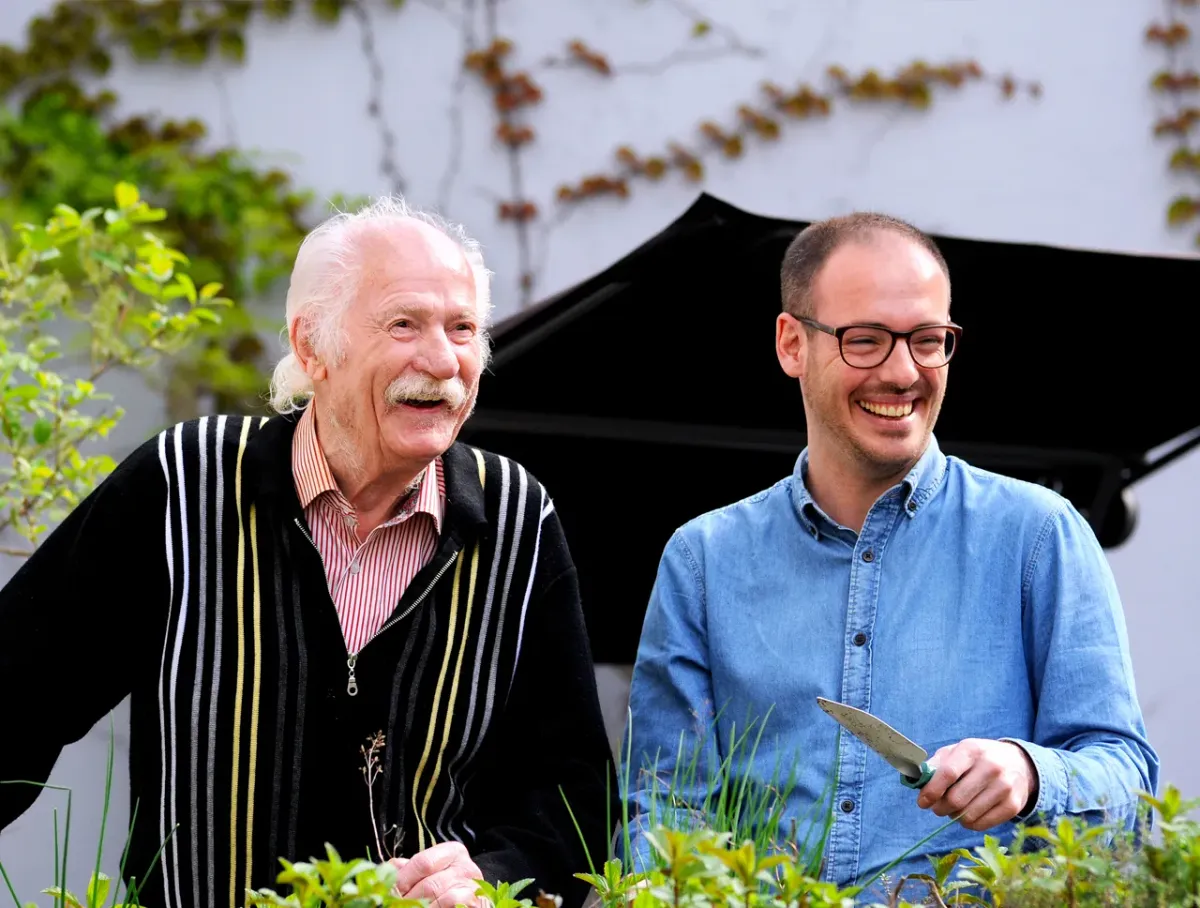 Ein älterer und ein jüngerer Mann bei der Gartenarbeit