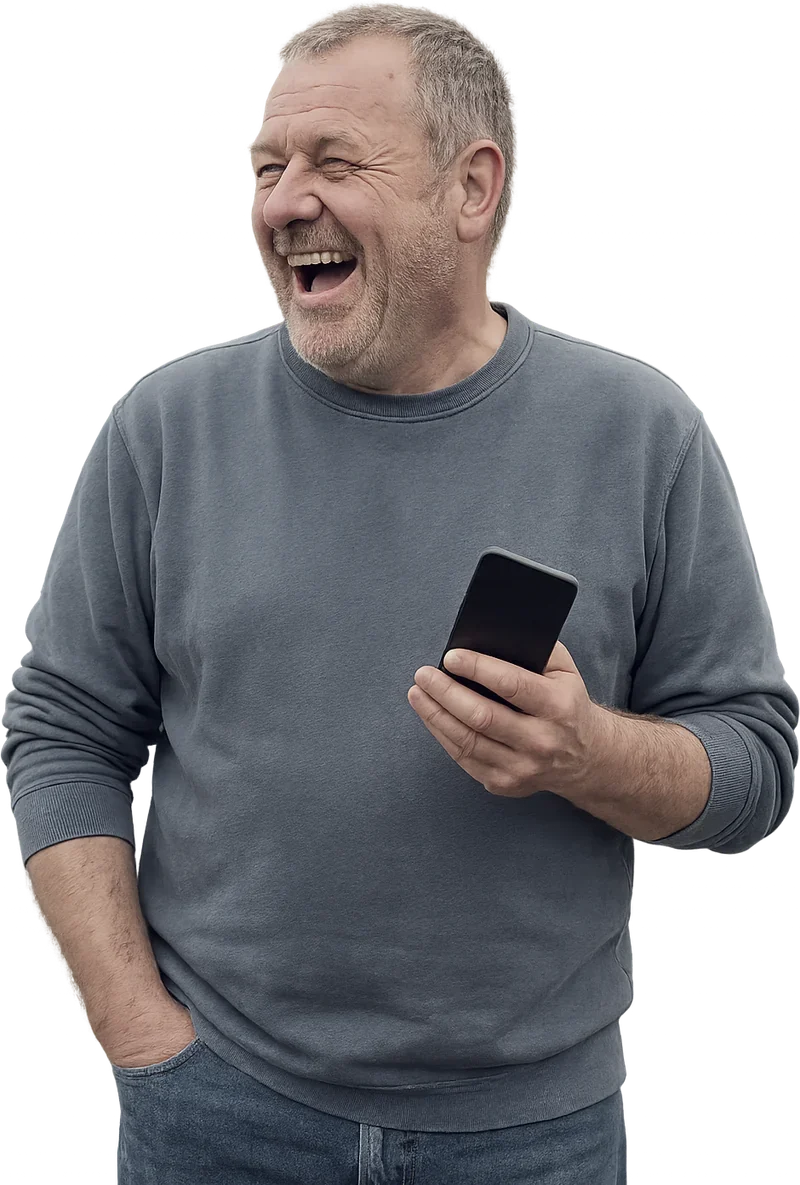 Berufskraftfahrer liest eine Nachricht auf seinem Telefon