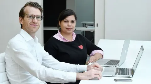 Nils Schlomann und Diana Basso am Schreibtisch